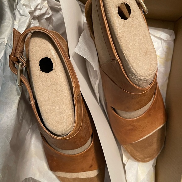 NEW - Sofft Carrina Sandals
Tan Leather Wedge Sandals - Picture 7 of 9